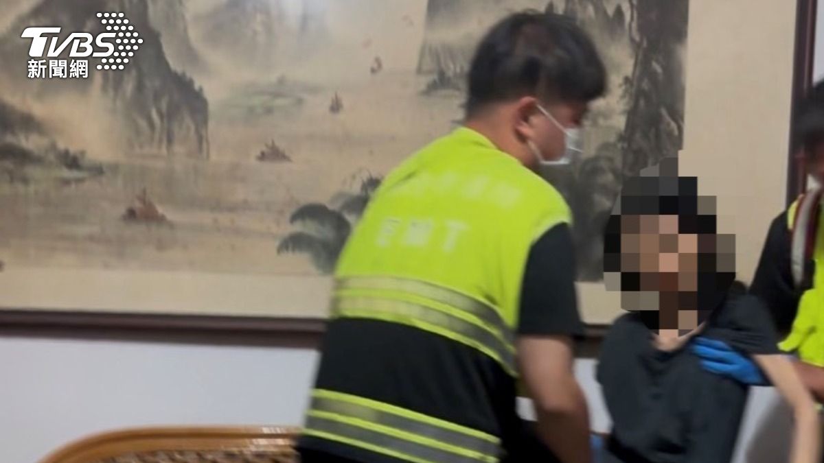 好幾天沒吃飯!林口獨居女失聯「癱軟在沙發」 警消破門救命