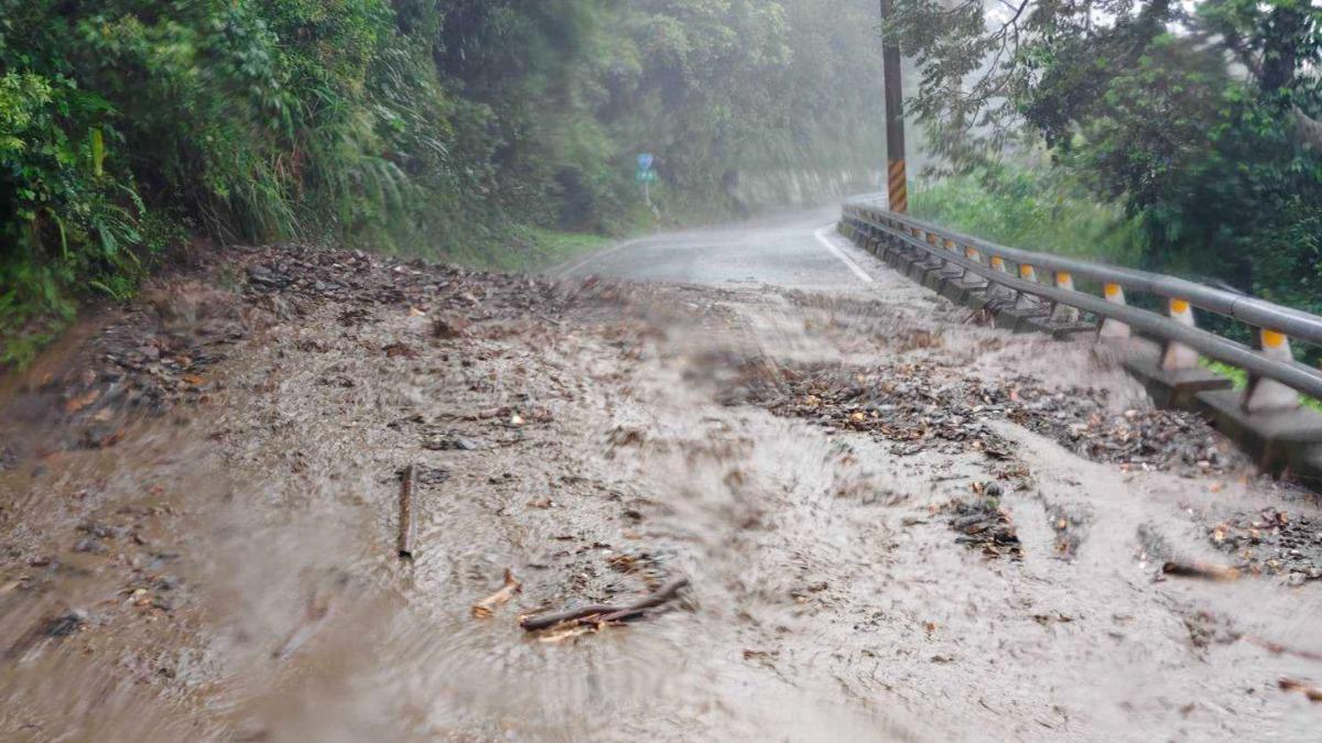 豪雨炸花東!台20線下馬路段邊坡坍方泥流漫道路 單線恢復通行