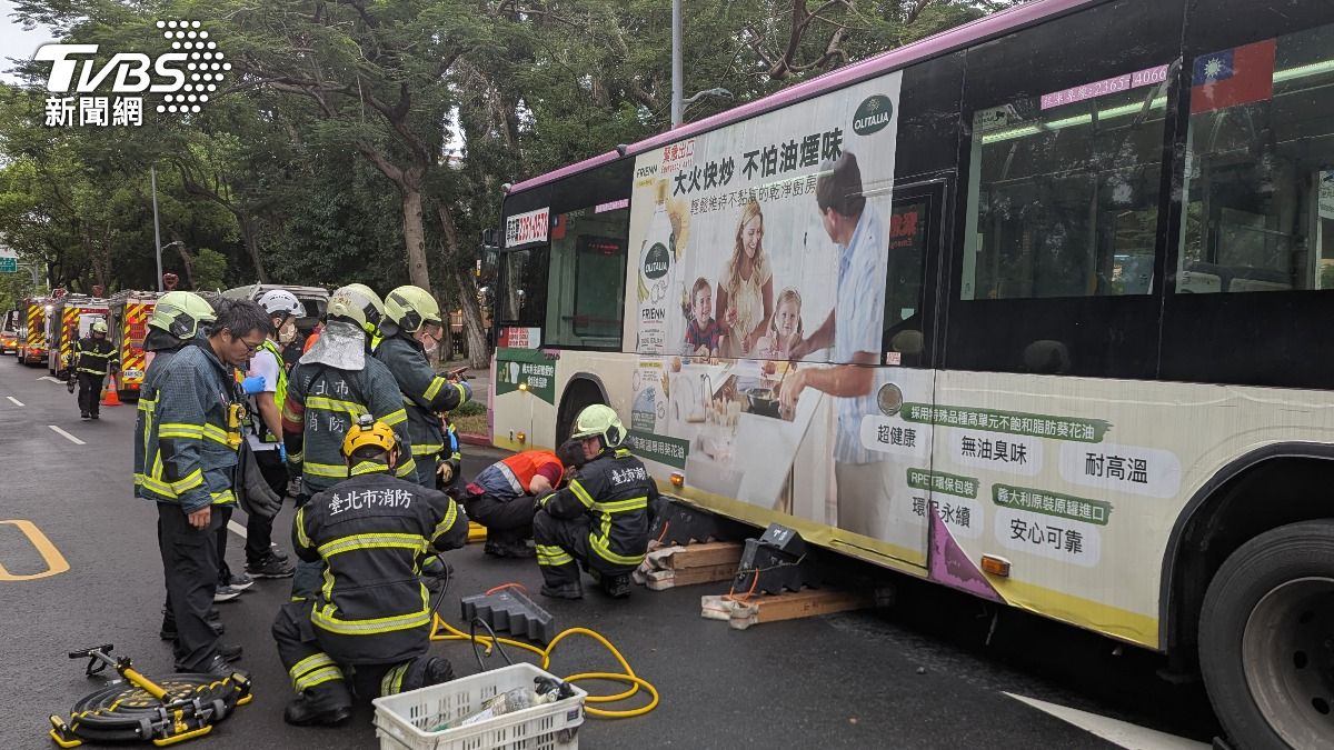 快訊/總統官邸旁行人走斑馬線遭公車輾壓 送醫搶救不治