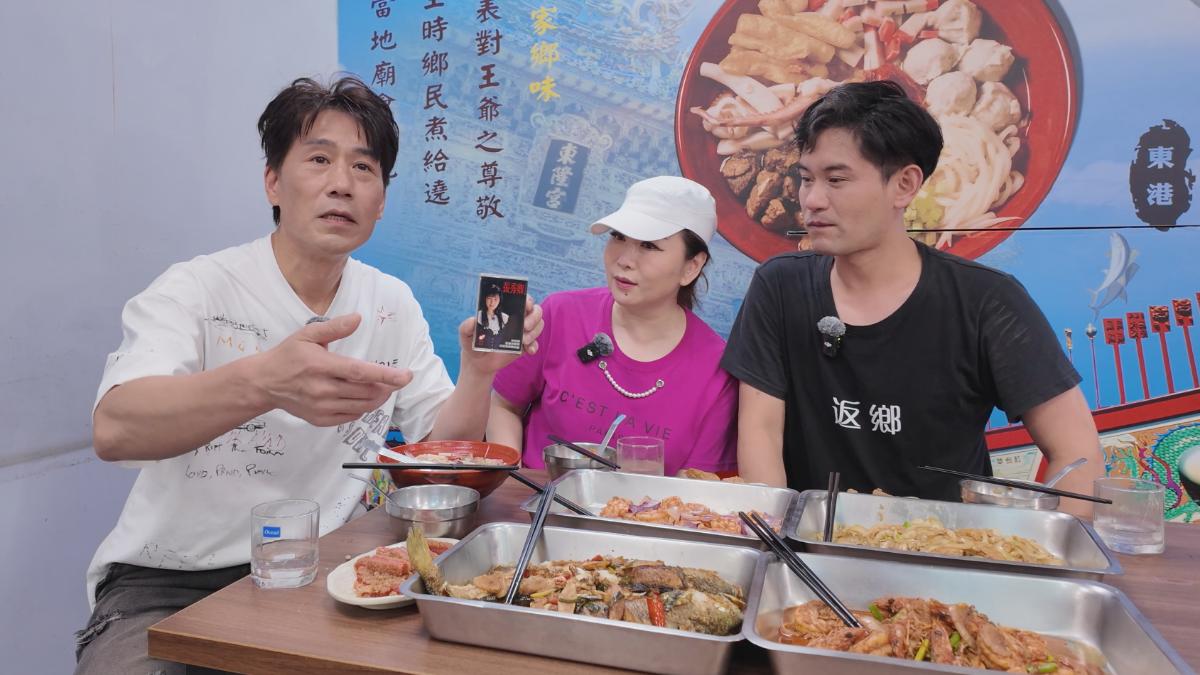 羅時豐(左)和張秀卿到台語歌手吳俊宏的店作客。(圖/大牛比較攬提供)