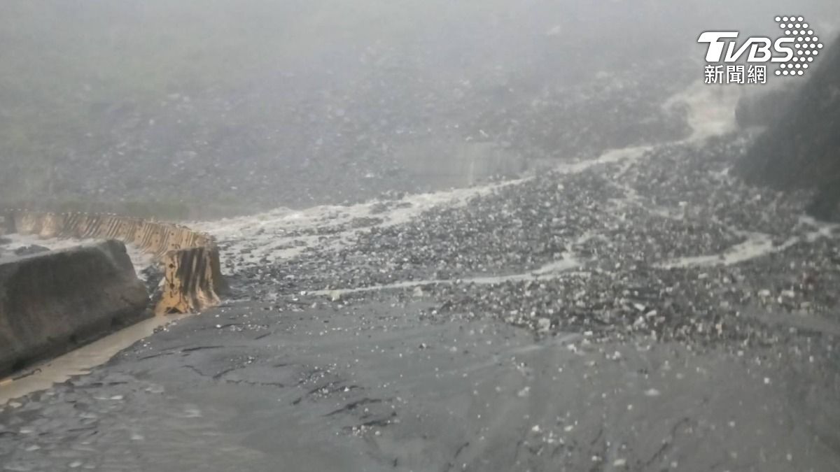 薇帕颱風發威!南橫公路爆土石流「交通中斷」 這路段緊急封閉