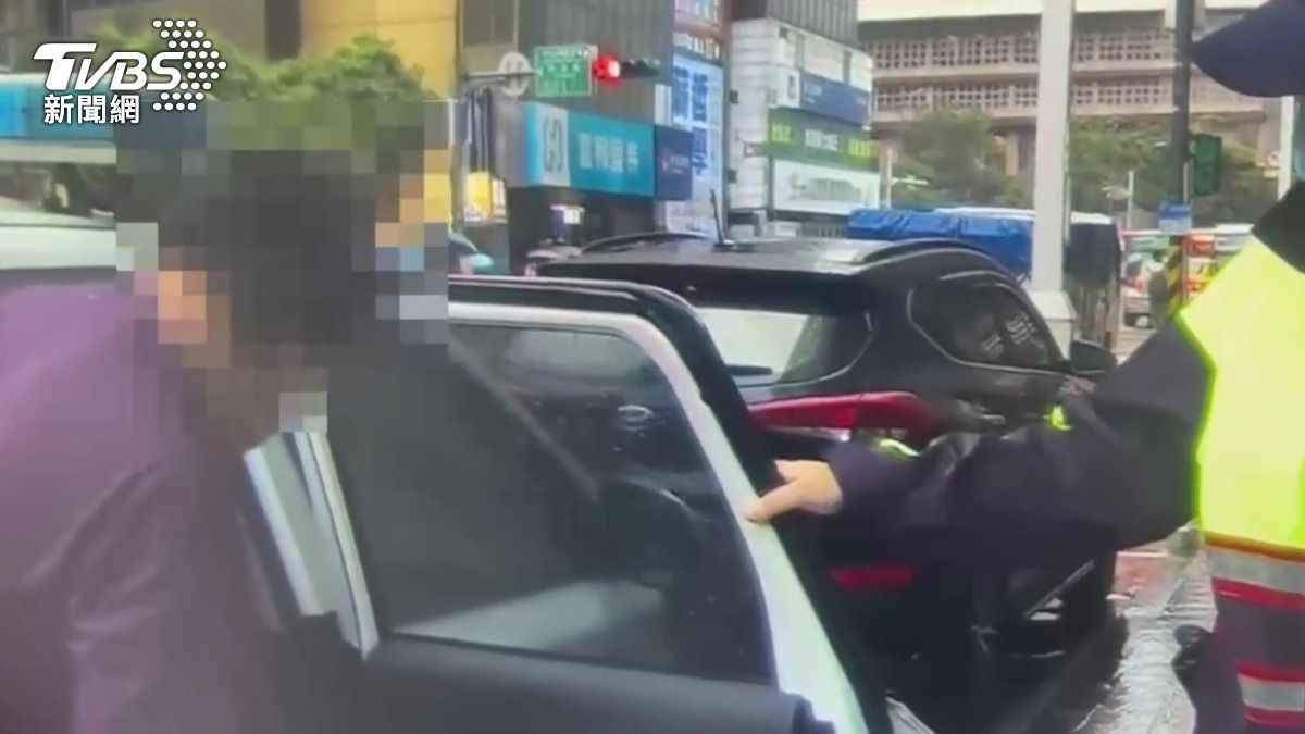 嫌犯被警方帶回依法送辦。(圖/TVBS)