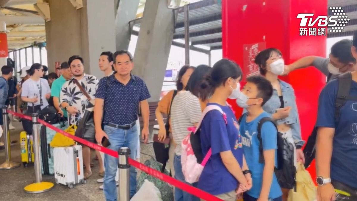 薇帕颱風逼近,來19號中午過後到隔天全日,東琉線將停駛,不少遊客在停航前,抓緊時間返回島上。(圖/TVBS)