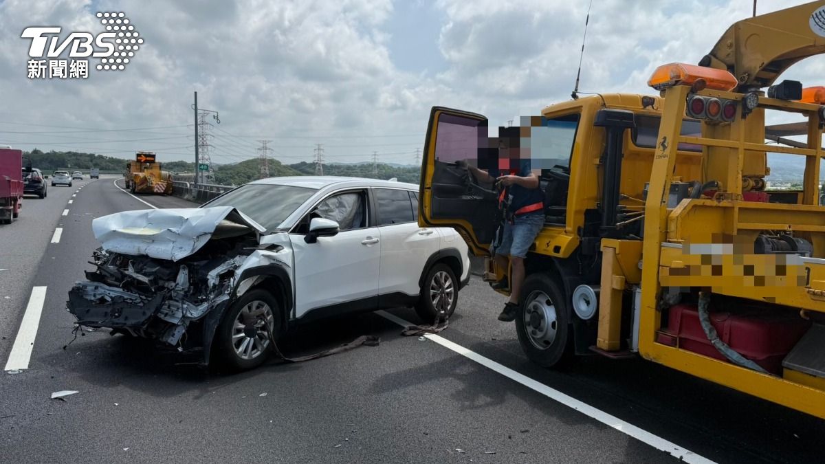 休旅車國道追撞施工車!猛力一擊車頭全爛 駕駛:有開輔助