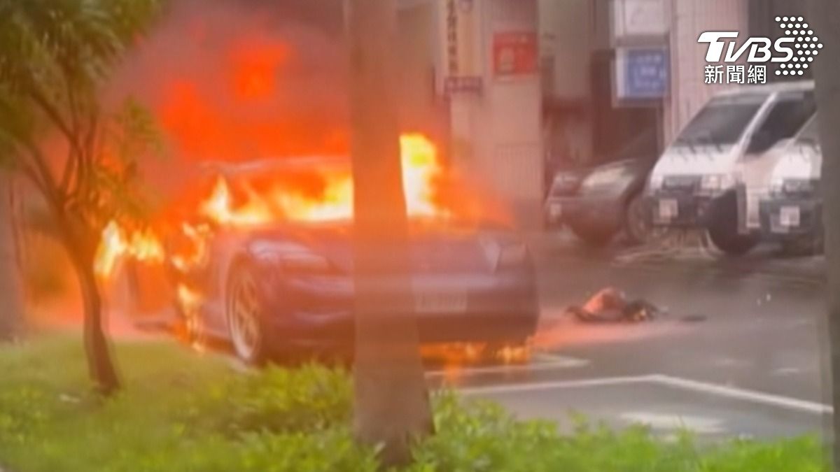 430萬電蛙突自燃！駕駛說一發動冒煙秒變火球，當時火勢非常驚人。（圖／翻攝 Threads @cyiioo1）
