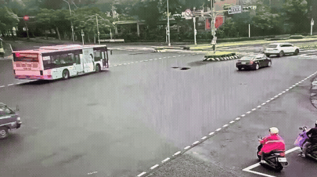 車禍發生過程。(圖/TVBS)