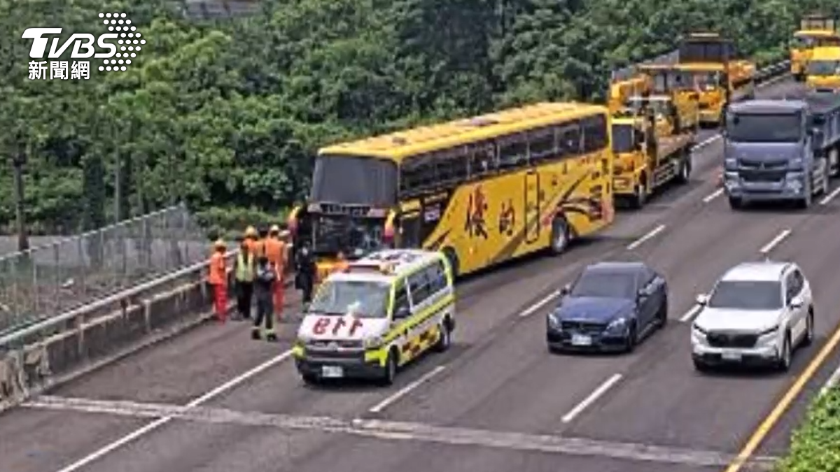 快訊/開心出遊遇意外!遊覽車國道撞工人 40人旅行中斷