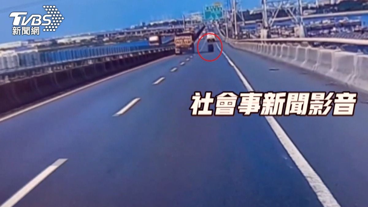 恐怖輪胎脫落意外!砂石車「失雙輪」彈跳越護欄 墜海逃過悲劇。(圖/民眾提供)