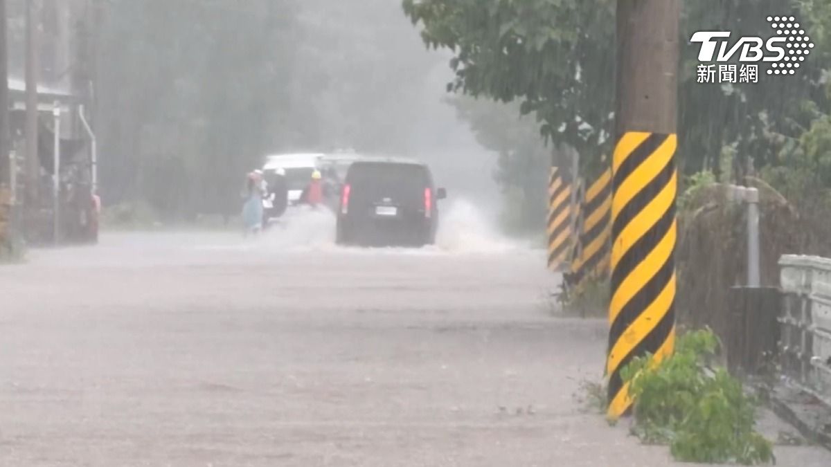 半天雨量逼近300毫米!台東豪大雨特報,市區多處積水,綠色隧道水深近一個輪胎高。(圖/TVBS)