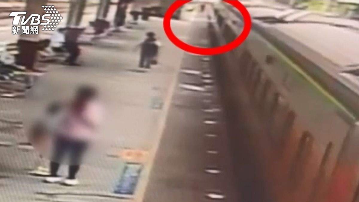 71歲老翁趕不上火車,跳進車廂間隙,懸掛在車外7分鐘。 (圖/TVBS)