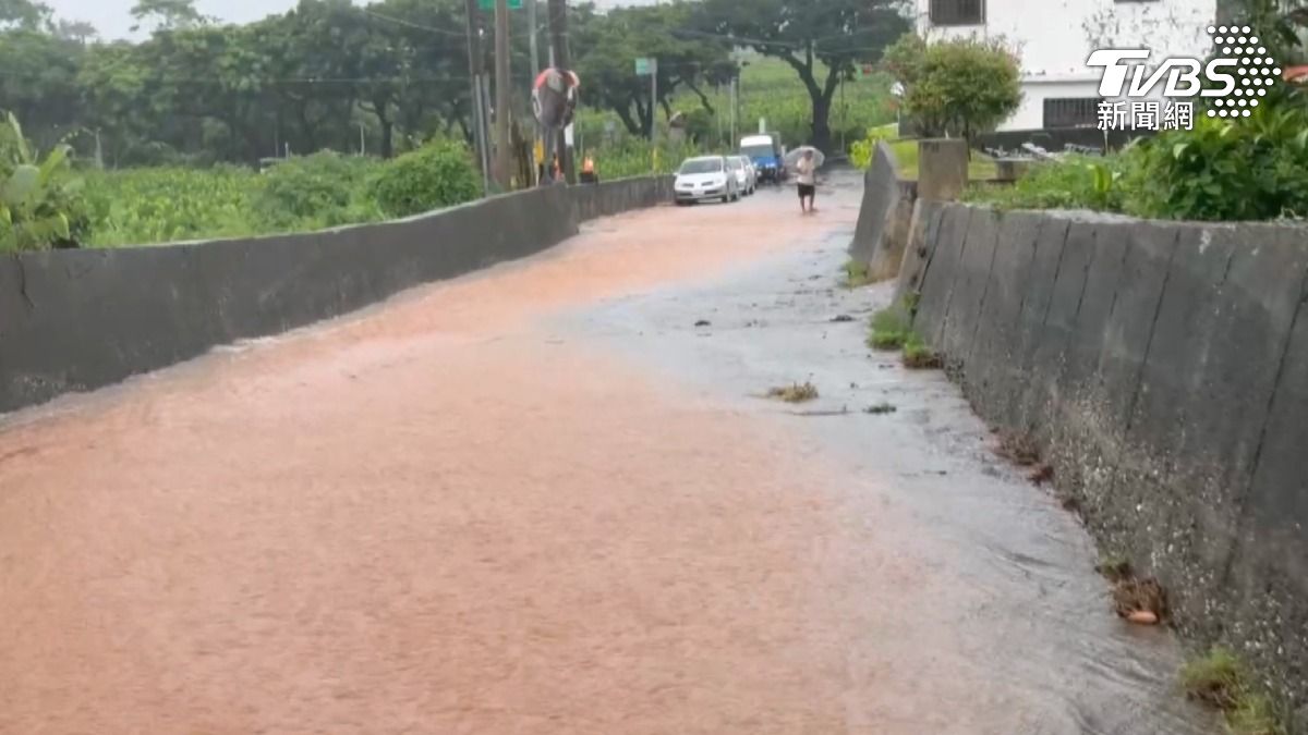 台東豪大雨特報,市區多處積水,一整片黃泥流,居民進出非常不便。(圖/TVBS)
