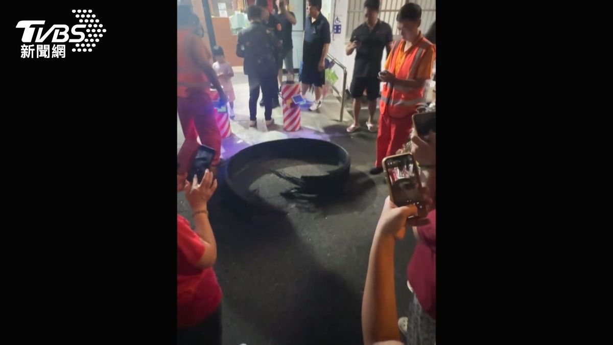 砂石車輪胎飛落海!240公斤重物險釀悲劇。(圖/民眾提供)