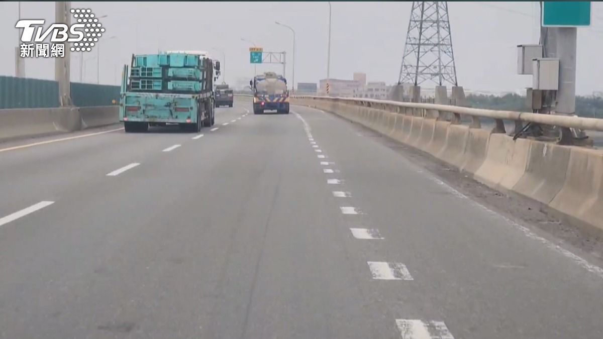 砂石車輪胎飛落海!240公斤重物險釀悲劇。(圖/民眾提供)