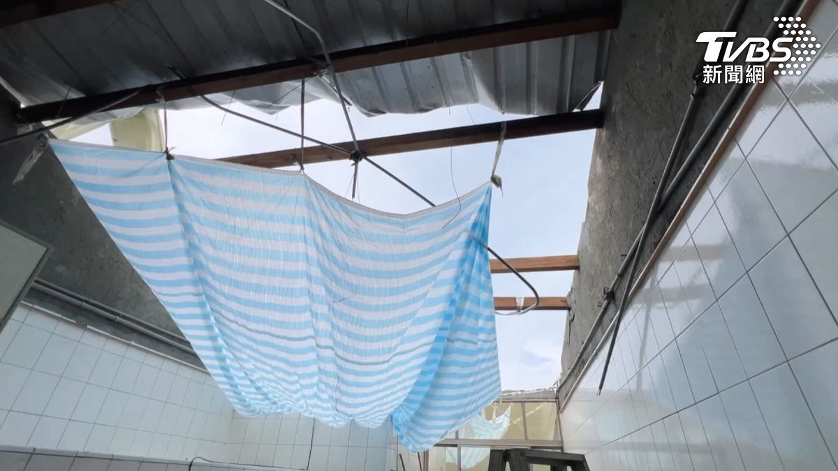 屋頂全飛了,台南陳姓男子急修繕,卻又遇詐騙,19萬打水漂「壓力大到爆」。(圖/TVBS)