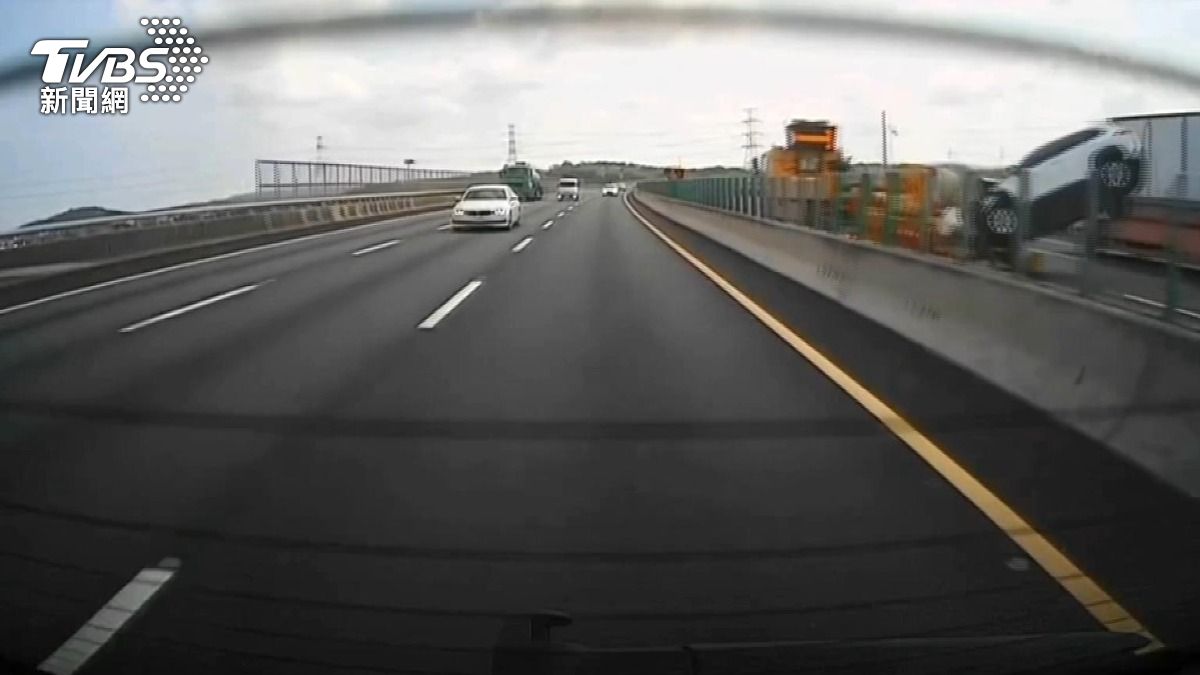  國道3號苗栗段31歲男開啟輔助駕駛　撞緩撞車送醫。(圖／民眾提供)