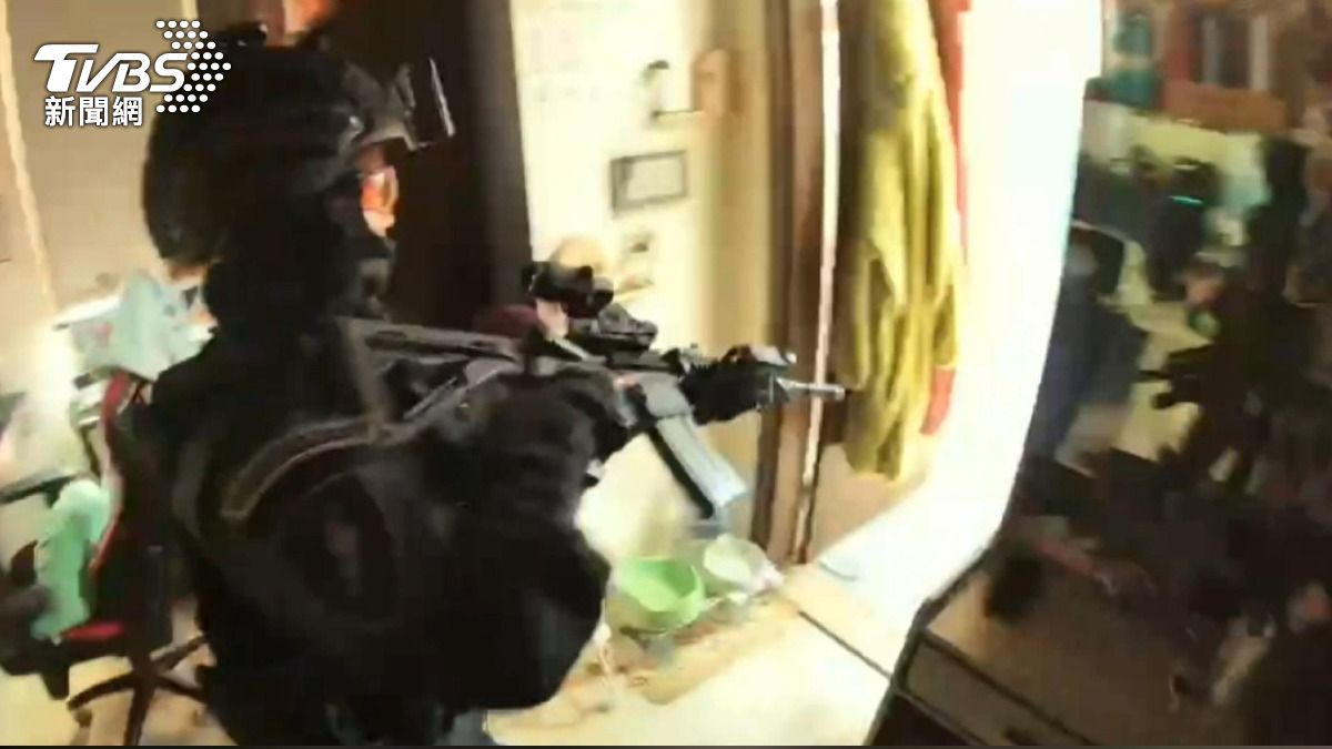 警逮賭博犯 嫌妻在洗澡 遇攻堅飆海豚音。(圖/警方提供)