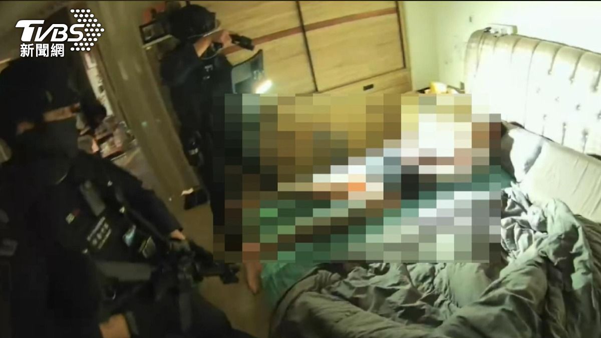 警逮賭博犯 嫌妻在洗澡 遇攻堅飆海豚音。(圖/警方提供)