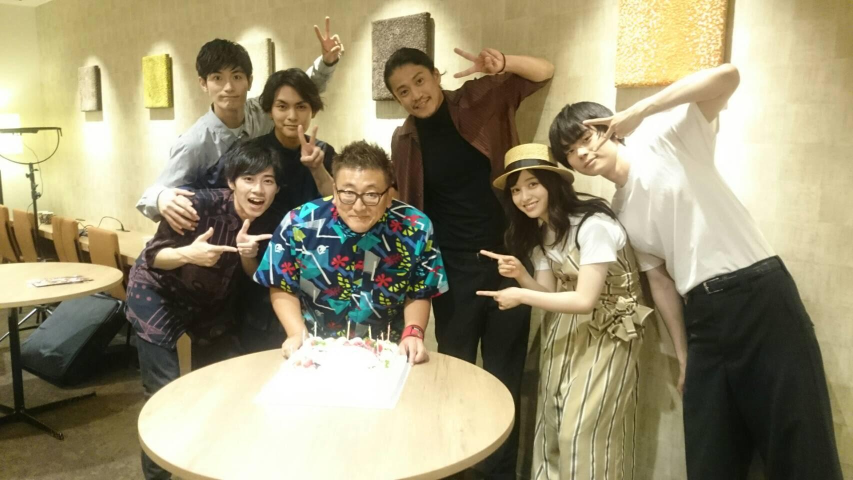 福田雄一(綠衣)回憶當年演員們幫自己慶生,也希望三浦春馬(後排最左)在天國繼續演戲。(圖/翻攝自福田雄一推特)