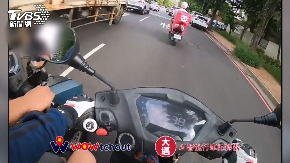 「越線還罵人」?台中機車糾紛畫面曝光。(畫面翻攝自 WoWtchout - 地圖型行車影像分享平台)