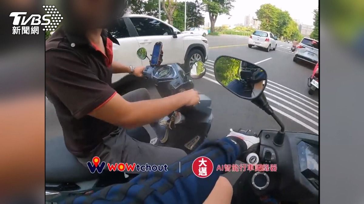 「越線還罵人」?台中機車糾紛畫面曝光。(畫面翻攝自 WoWtchout - 地圖型行車影像分享平台)