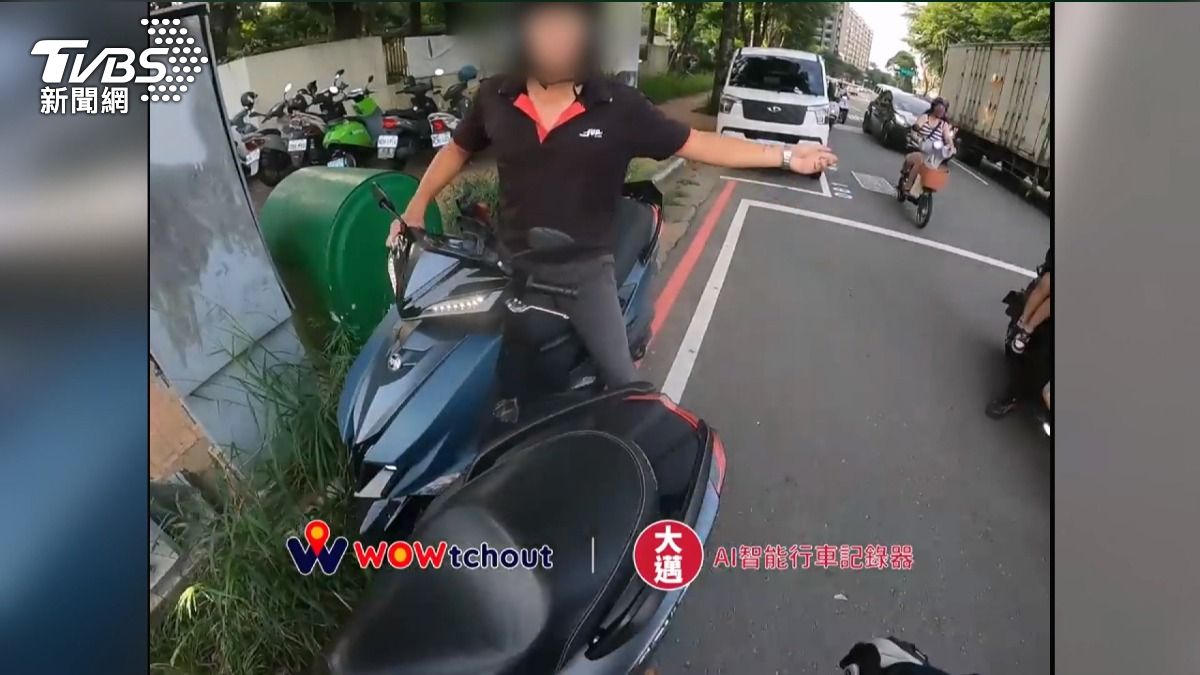 「越線還罵人」?台中機車糾紛畫面曝光。(畫面翻攝自 WoWtchout - 地圖型行車影像分享平台)