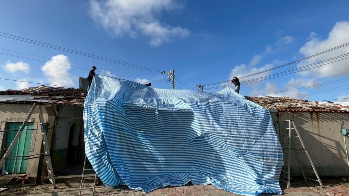 颱風後詐團出沒！假幫受災戶修屋頂　「蓋完帆布」拿19萬落跑