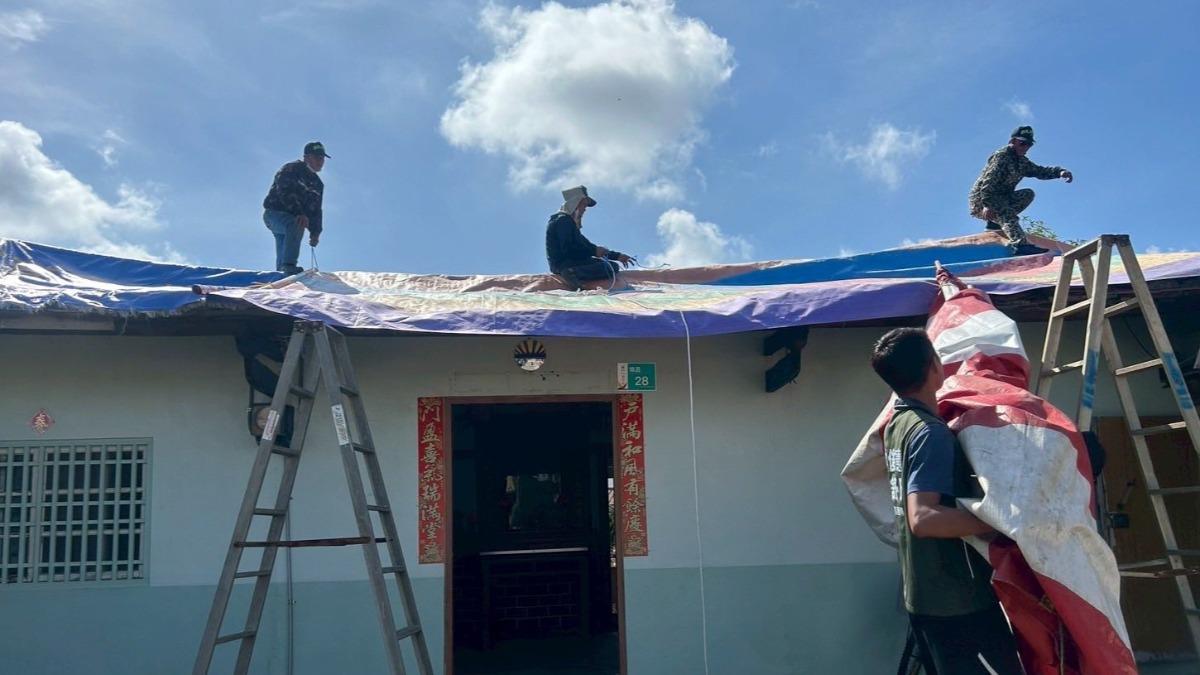 台南沿海地區有許多住戶屋頂被強風吹掀，只能臨時以帆布擋風與。（圖／翻攝自謝舒凡議員臉書）