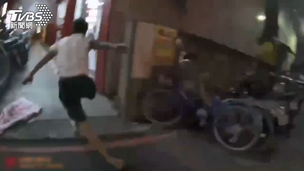 員警追捕逃逸移工,男童目擊讚警好帥。 (圖/TVBS)