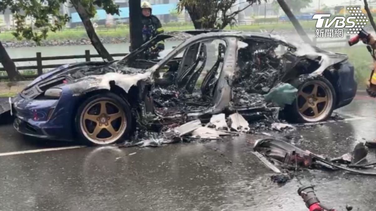 百萬保時捷詭異自燃！他聞異味查看　下秒愛車淪焦黑廢鐵崩潰