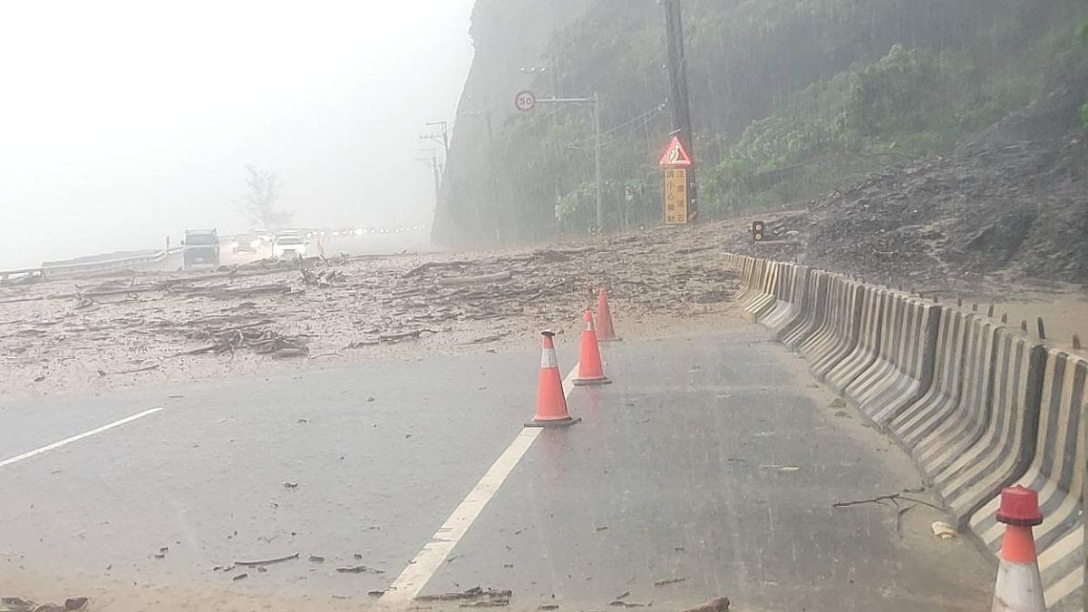 台東台九線大溪路段有大量泥流。（圖／翻攝自公路局官網）