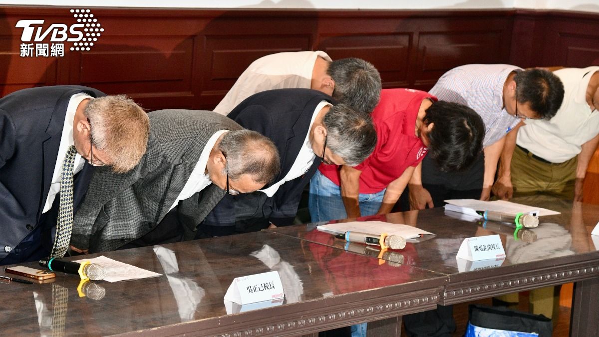 台師大校長率老師和教練鞠躬道歉。(圖/胡瑞麒攝)