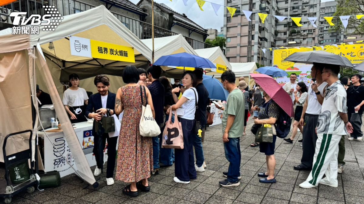 500碗2025最強小吃市集活動在四四南村舉行,吸引大批民眾參加。(圖/謝佩穎攝)