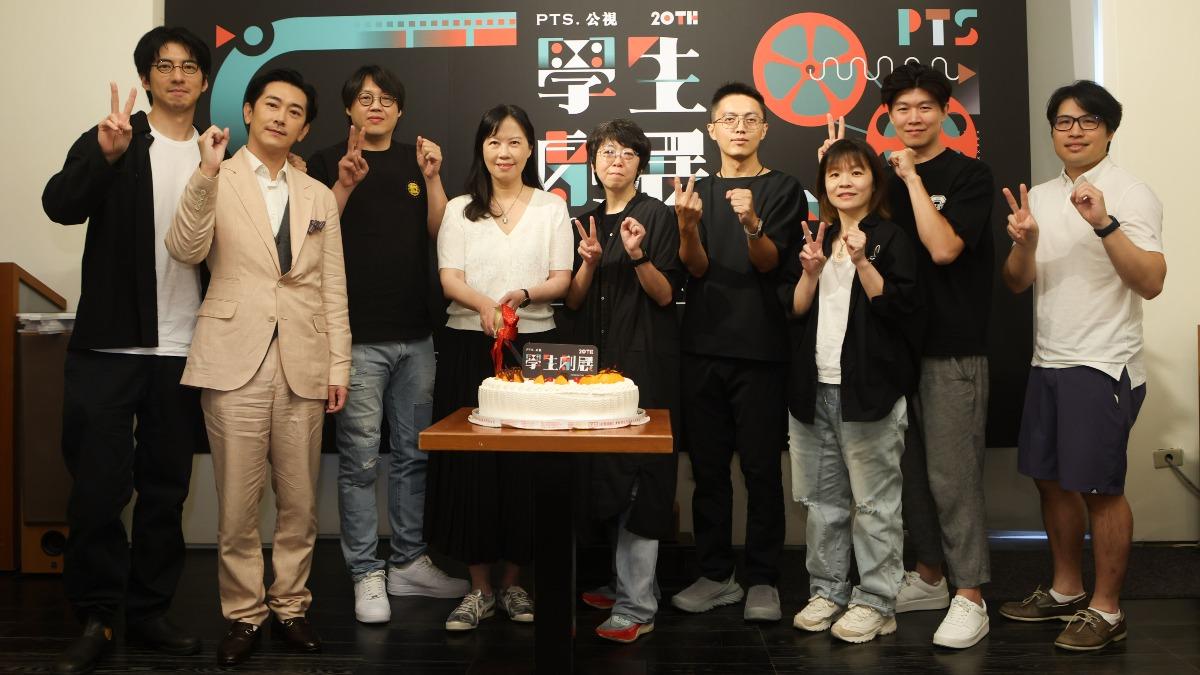 左起演員傅孟柏、施名帥、導演曾英庭、公視總經理徐秋華、節目部經理於蓓華、導演林君陽、林冠慧、陳和榆、陳鈺杰。(圖/公視提供)