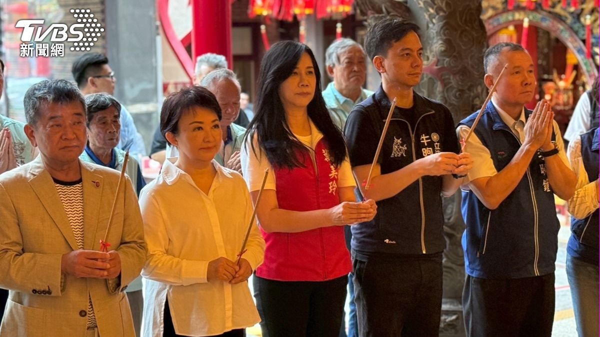 盧秀燕和萬美玲、牛煦庭一同參拜。（圖／萬美玲辦公室提供）