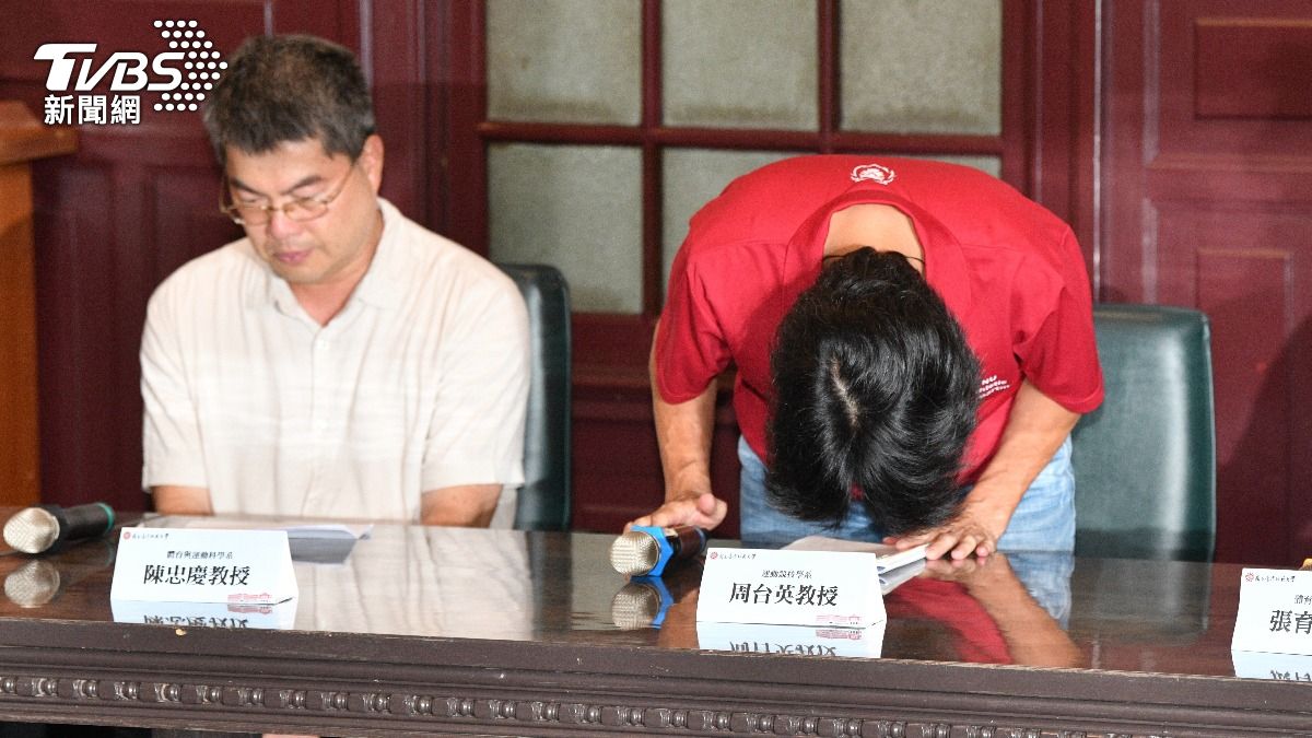 台師大女足抽血案，涉事教練周台英鞠躬道歉。（圖／胡瑞麒攝）