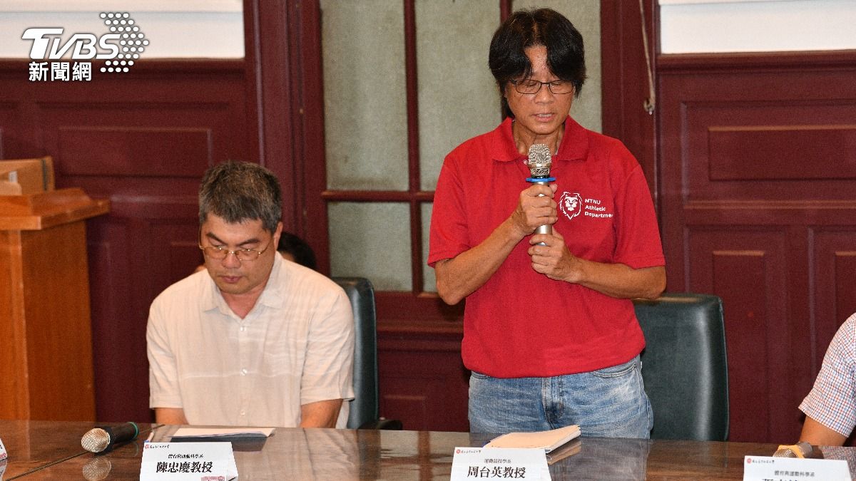 涉事教練周台英說明女足案。（圖／胡瑞麒攝）