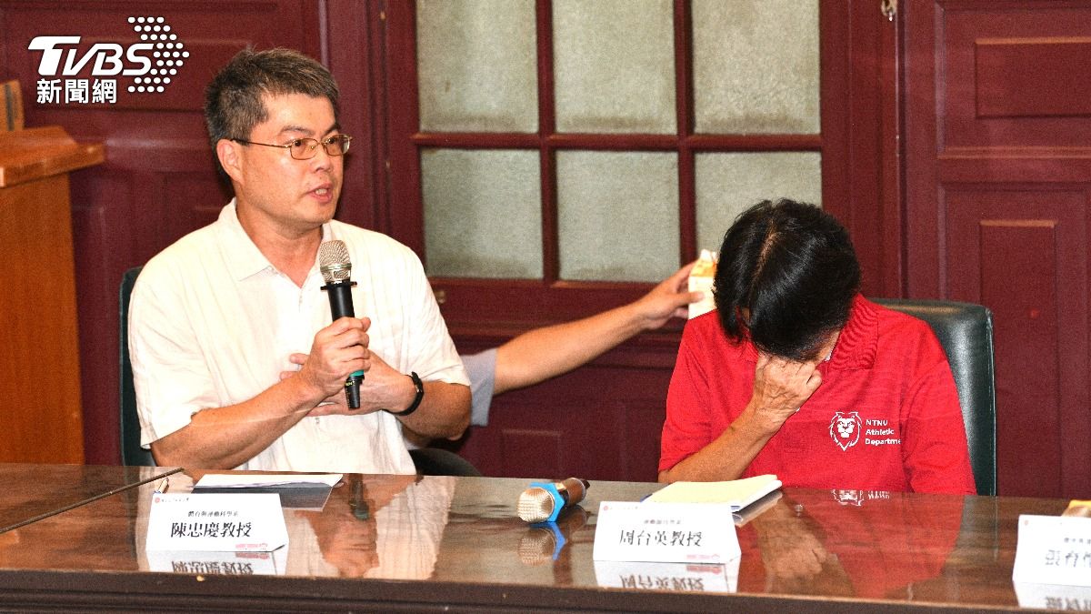 周台英哽咽落淚。（圖／胡瑞麒攝）