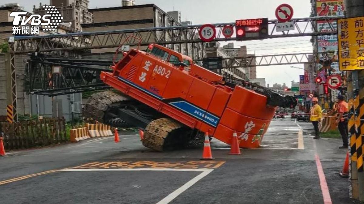 吊車平交道前翻覆!桃園國際路一段雙向道路受阻,車流塞爆。(翻攝自記憶八德FB)