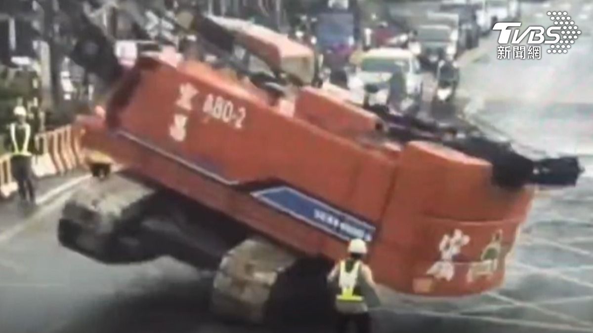 吊車傾倒時,一名工作人員急忙跳開才躲過一劫。(圖/TVBS)