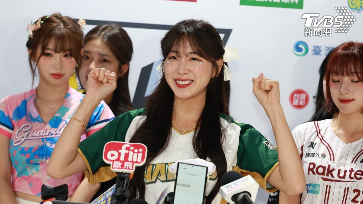 台鋼雄鷹啦啦隊安芝儇。(圖/華子琛攝)