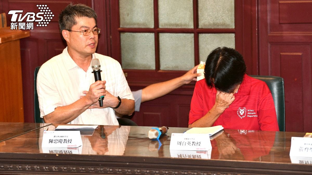 女足教練周台英在記者會上哽咽道歉。(圖/胡瑞麒攝)
