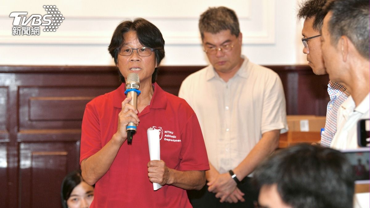 女足教練周台英在記者會上哽咽道歉,全網不埋單,狂轟是「鱷魚的眼淚」。(圖/胡瑞麒攝)