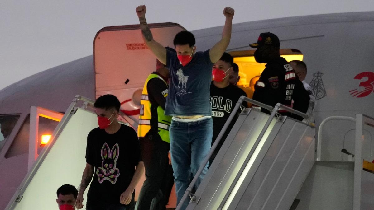 美國與委內瑞拉18日進行換囚行動,委內瑞拉移民下機舉雙手慶祝。(圖/達志影像美聯社)