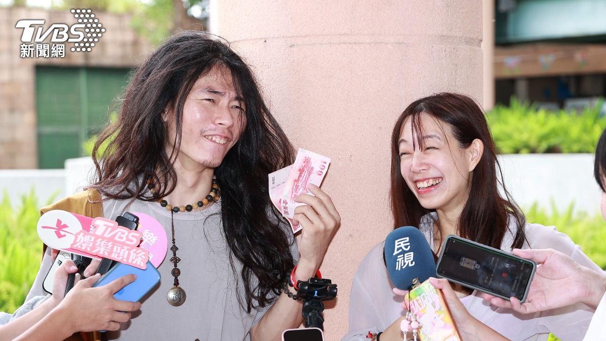 簡簡（圖右）日前出面受訪。（圖／黃城碩攝）