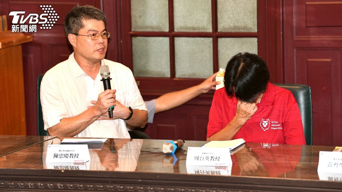 周台英今(19)日在記者會上哽咽向受害同學道歉。(圖/胡瑞麒攝)
