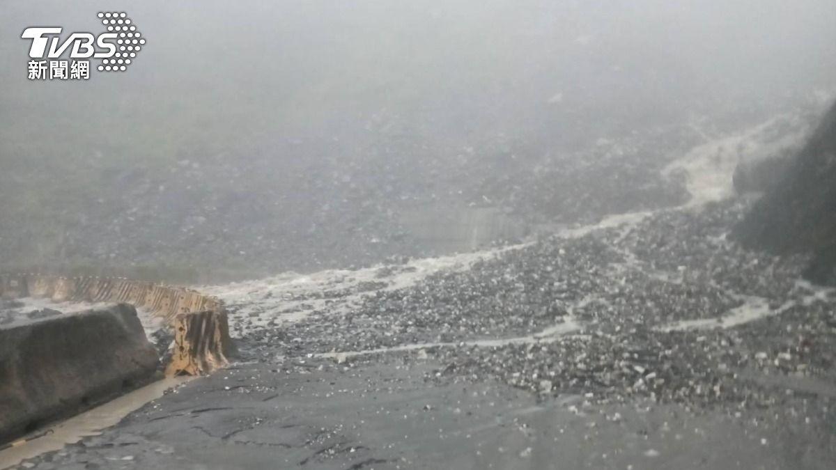 南橫公路整個山壁整個崩落,滿地土石還有水流不停傾瀉而下,幾乎掩蓋了整條道路(圖/TVBS)