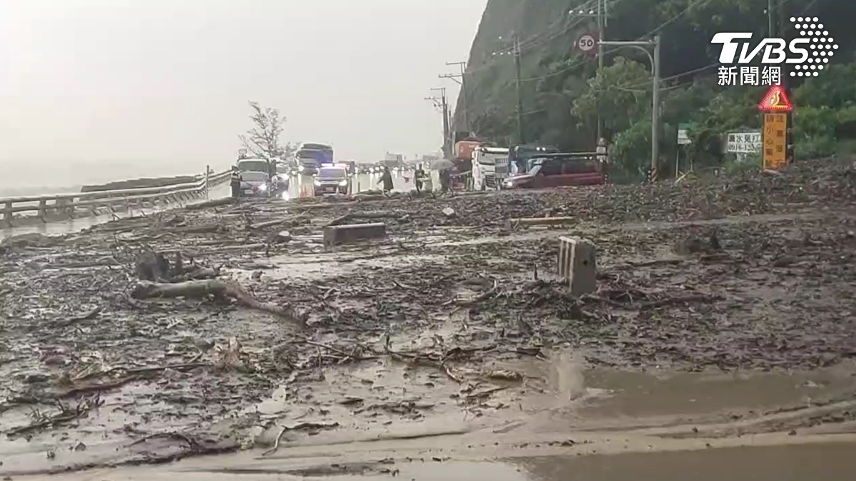 台九線南迴公路,靠近大武鄉的大溪路段,傾瀉而下的土石泥流,占據整個路面,造成交通一度中斷(圖/TVBS)