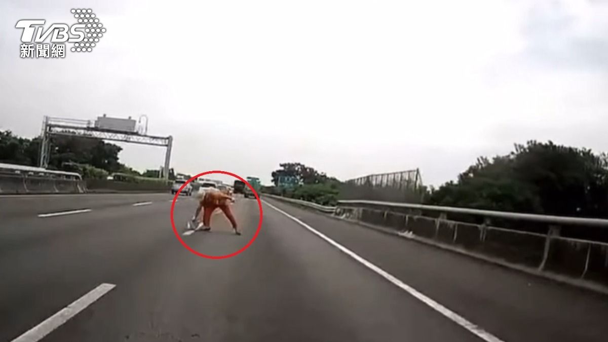 國道驚魂!工人撿掉落物遭遊覽車猛撞 噴飛畫面曝