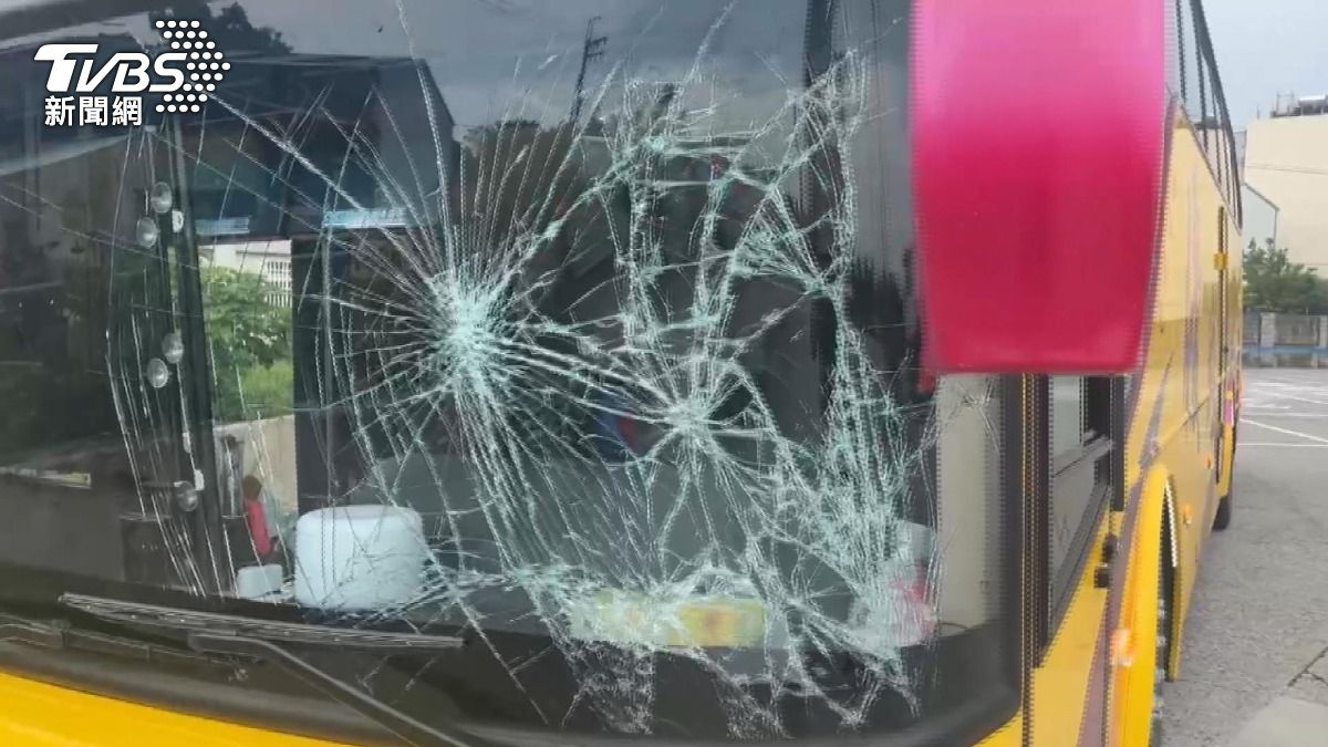 遊覽車前擋玻璃撞出蜘蛛網狀。(圖/TVBS)
