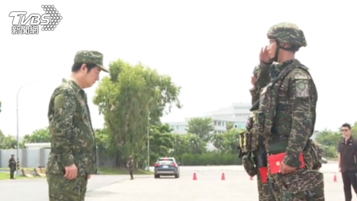 總統點頭回禮國軍。 (圖/TVBS)